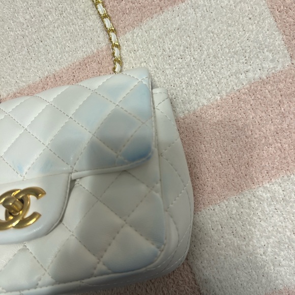 CHANEL White Quilted Bag with Gold Chain - Picture 3 of 6